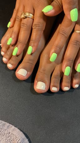 THE GEL BOTTLE MANI & ELIM PEDICURE